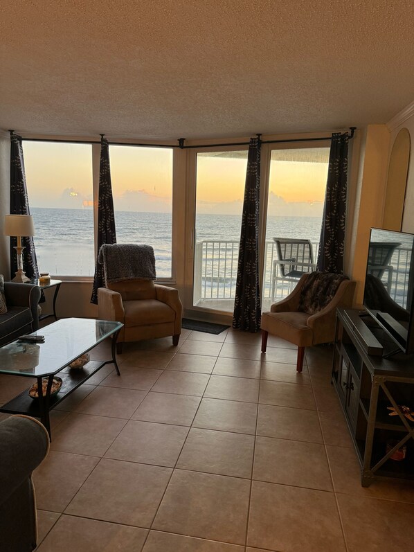 Téléviseur connecté, lecteur de DVD, livres