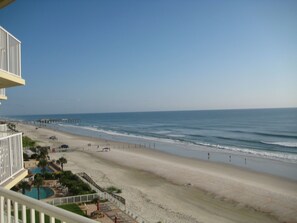 Sur la plage, chaise longue, serviettes de plage