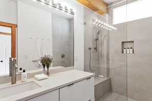 Combined shower/tub, jetted tub, hair dryer, towels