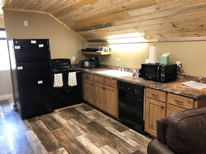 Grizzly Loft  Amazing Views 25 min to Yellowstone Loft