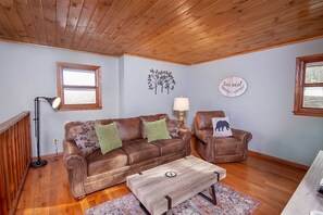 TV, peis, DVD-spiller og fotballspill