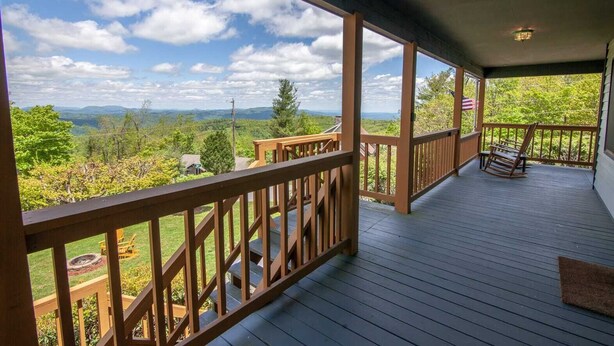Eine Holterrasse mit Blick auf eine gebirgige Landschaft.