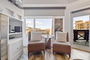 Fernseher, Kamin, DVD-Player