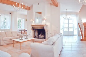 TV, fireplace, DVD player, ping pong - La Scie, 10 p., at the beautiful “Domaine de Vincenti” (Domaine de Vincenti Divajeu)