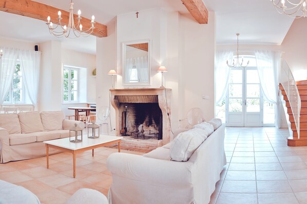 Fernseher, Kamin, DVD-Player, Tischtennisplatte