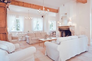 Unclassified image, 5 of 165, button