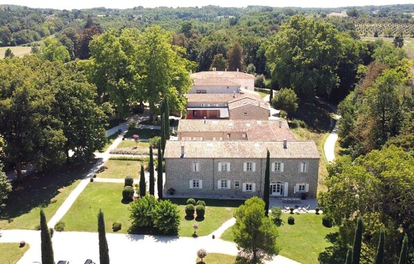 Exterior - La Scie, 10 p., at the beautiful “Domaine de Vincenti” (Domaine de Vincenti Divajeu)