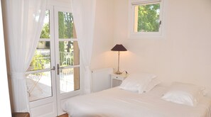 5 chambres, fer et planche à repasser, lit parapluie, Wi-Fi gratuit