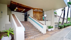 A staircase leading to a building with a sign reading "ROYAL ALOHA 1909 ALA WAI BLVD." - 2-Bedroom Vacation Rental in Waikiki (Honolulu)