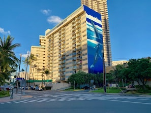 Un hotel di grandi dimensioni con un'ampia murale raffigurante una balena sulla facciata.
