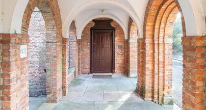 17th Century, Grade II* listed with Country and Sea Views, optional hot tub