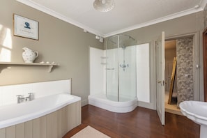 Ensemble douche/baignoire, bidet, serviettes fournies, savon