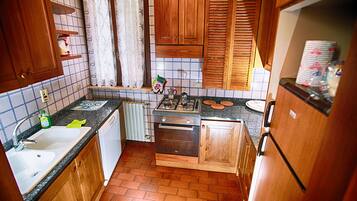 Frigorifero, microonde, forno, piano cottura