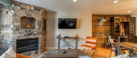 Una Smart TV, una chimenea, un reproductor de DVD