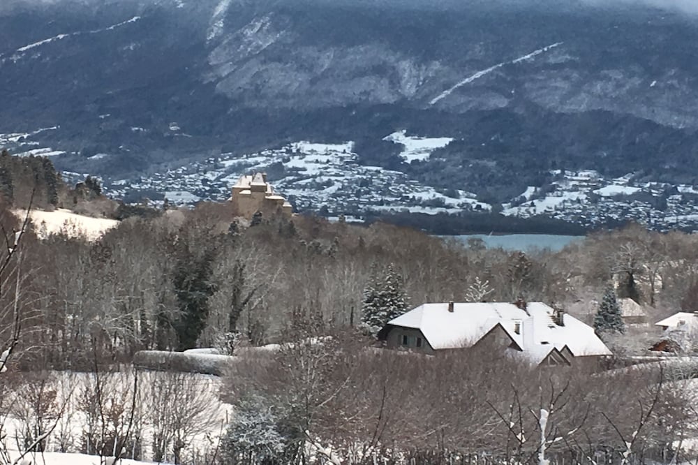 the Bluffy bear cabin Annecy between lake and mountains