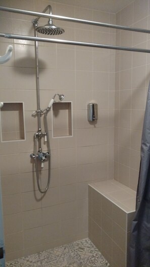 Douche, sèche-cheveux, serviettes fournies, savon