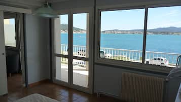 2 habitaciones, tabla de planchar con plancha, cunas y wifi gratis