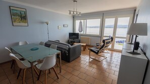TV, books - Apartment corniche des Baux Sanary sur mer, panoramic sea view, garage. (Sanary-Sur-Mer)