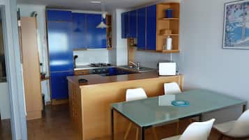 Een koelkast, een magnetron, een oven, een kookplaat