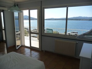 2 bedrooms, iron/ironing board, cribs/infant beds, free WiFi - Apartment corniche des Baux Sanary sur mer, panoramic sea view, garage. (Sanary-Sur-Mer)