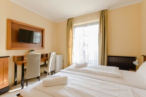 Habitación superior, 1 cama doble, no fumadores | Escritorio, cortinas opacas, sistema de insonorización y wifi gratis