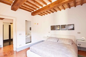 2 habitaciones, tabla de planchar con plancha, wifi y ropa de cama 