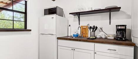 Réfrigérateur, four à micro-ondes, cafetiÚre-théiÚre