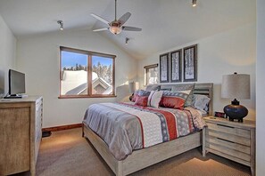 3 Schlafzimmer, Schreibtisch, Bügeleisen/Bügelbrett, kostenloses WLAN