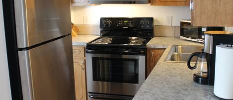 Réfrigérateur, batterie de cuisine, vaisselle et ustensiles