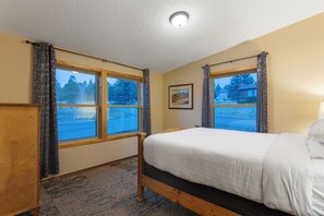 6 bedrooms, desk, iron/ironing board, free WiFi