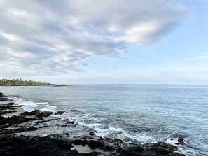 En la playa, camastros y toallas de playa 