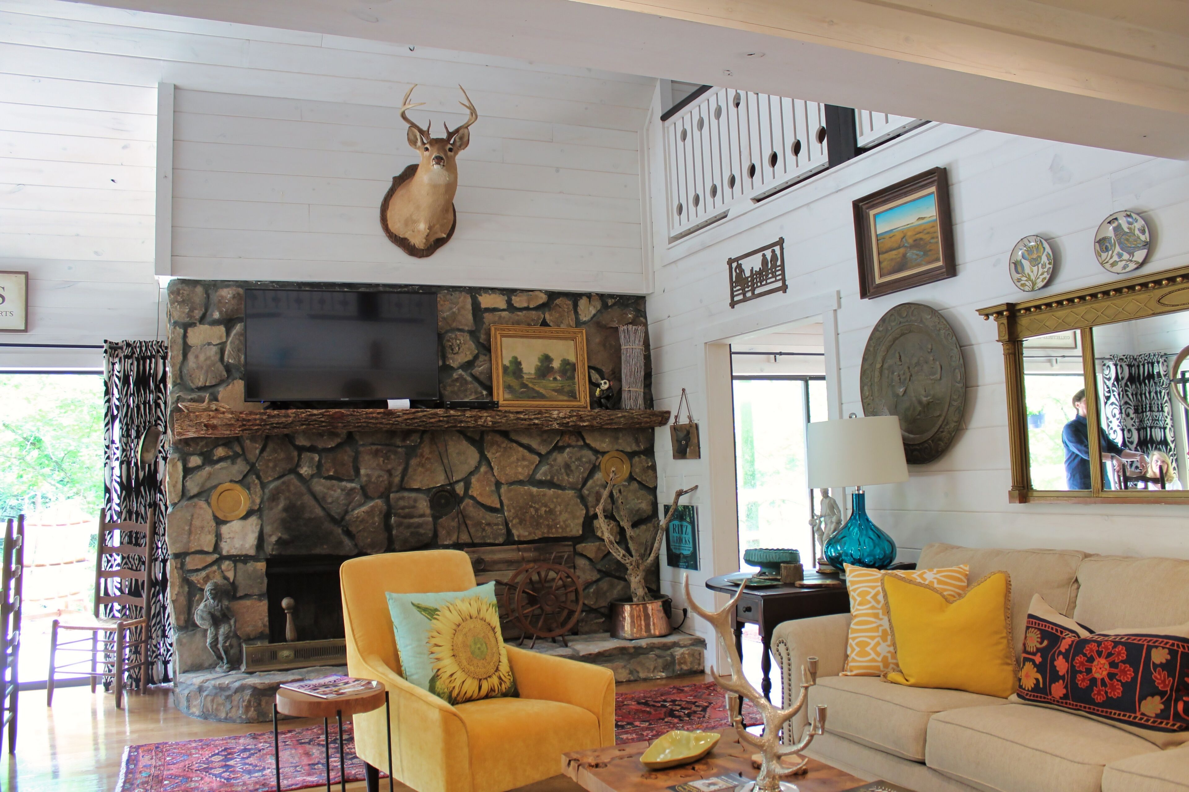 Televisión y chimenea 