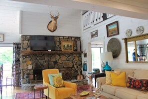TV, fireplace - Romantic Tranquil Riverfront Cottage Rushing Crystal Clear Water Best Rate
(Mentone)