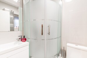 Hair dryer, towels, shampoo, toilet paper - Beautiful Luxury London Flat - 3 minutes from Piccadilly line - sleeps 12 (London)