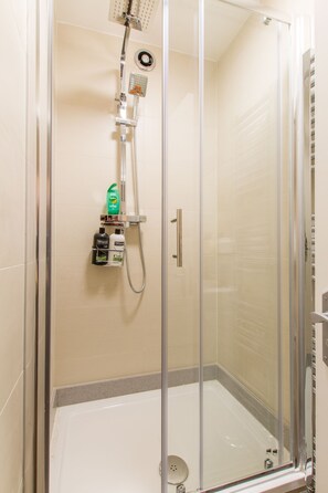 Haartrockner, Handtücher, Shampoo, Toilettenpapier