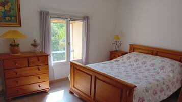 1 chambre, fer et planche à repasser, accès Internet