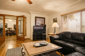 Smart TV, fireplace, DVD player - Awesome home, close to freeway, cheap deals! (Albuquerque)