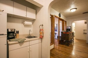 Réfrigérateur, micro-ondes, cafetière/bouilloire, grille-pain