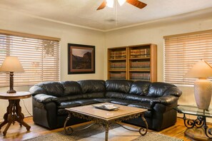 Interior - Awesome home, close to freeway, cheap deals! (Albuquerque)