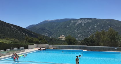 Bastidon, piscine avec vue imprenable sur le Mont Ventoux