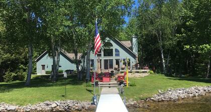 Cozy, waterfront getaway for 2, w/loungers for relaxing & enjoying the sunsets