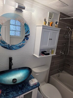 Douche, sèche-cheveux, serviettes fournies, savon