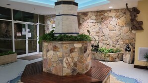 Interior - Brandy's Direct Ocean View Over The Large Heated Pool & Hot Tub, Sleeps 4 (Daytona Beach)