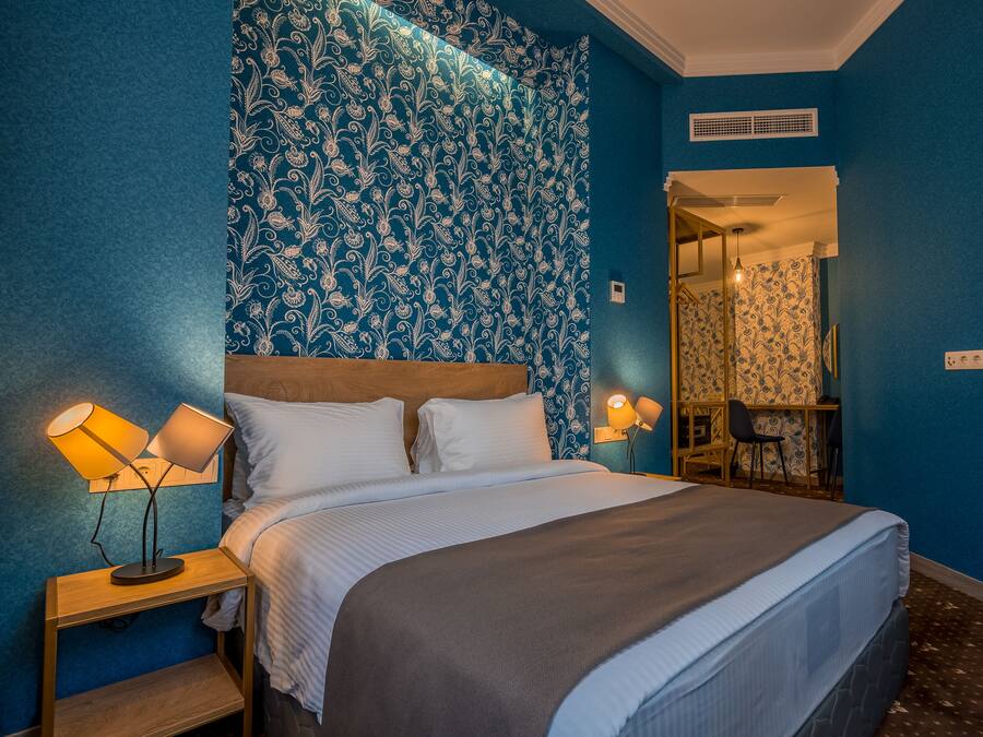 Junior Suite | Minibar, in-room safe, individually decorated, desk