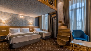 Deluxe Family Duplex Room | Minibar, cassaforte in camera, con stile personalizzato, una scrivania