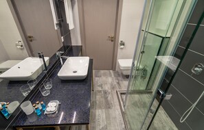 Douche, articles de toilette gratuits, sèche-cheveux, peignoirs