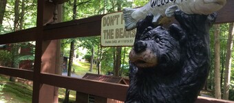 Winter retreat.Pet  and Motorcycle friendly. Hot tub. Close to everything