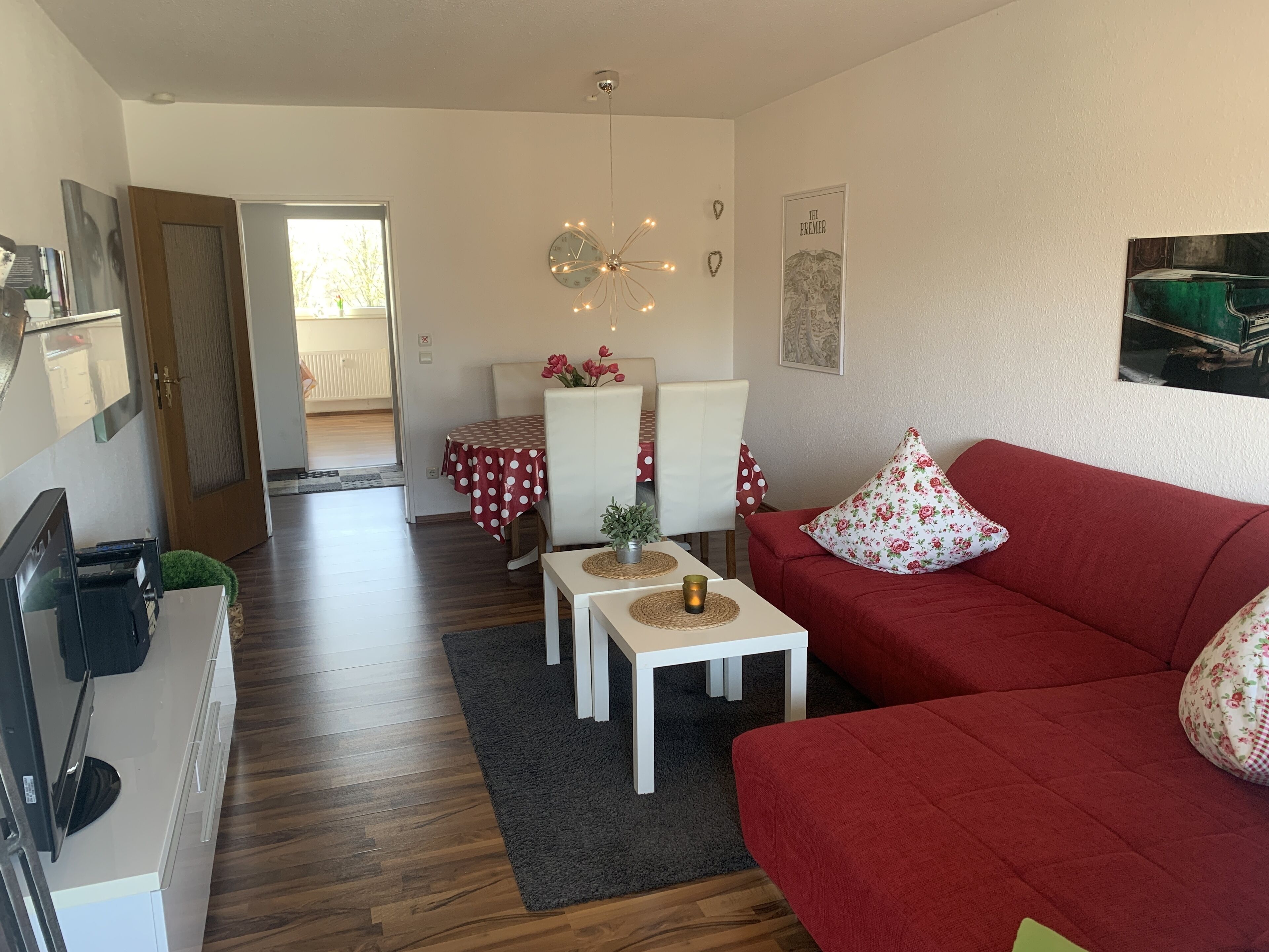 WIFI,balcony,top floor,2 Boxsprings,sleep like in a hotel! 3 TV's, free parking