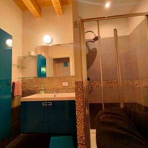 Douche, sèche-cheveux, serviettes fournies, papier toilette
