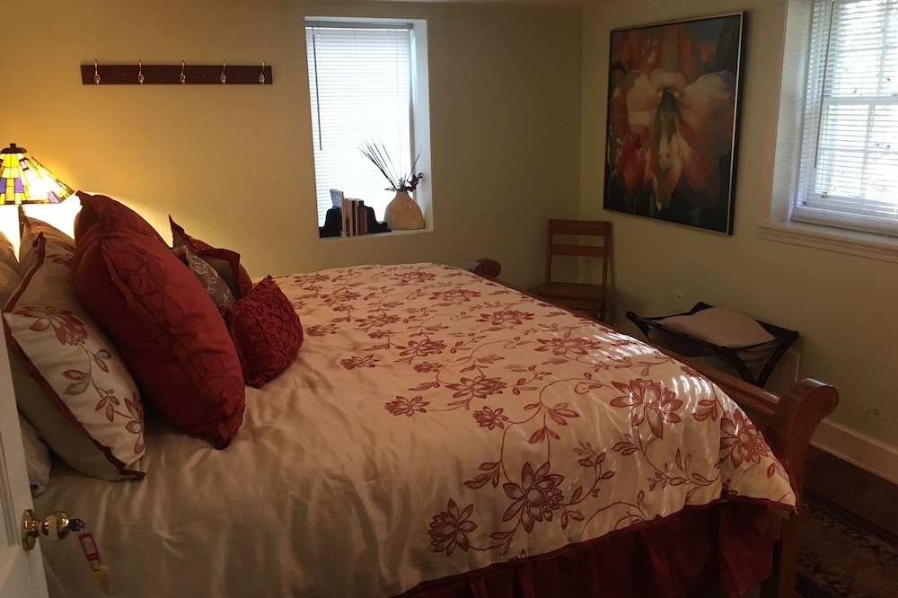 Two Bedrooms - Sleeps 4 Guests: in Farmhouse on rural sheep and goat farm